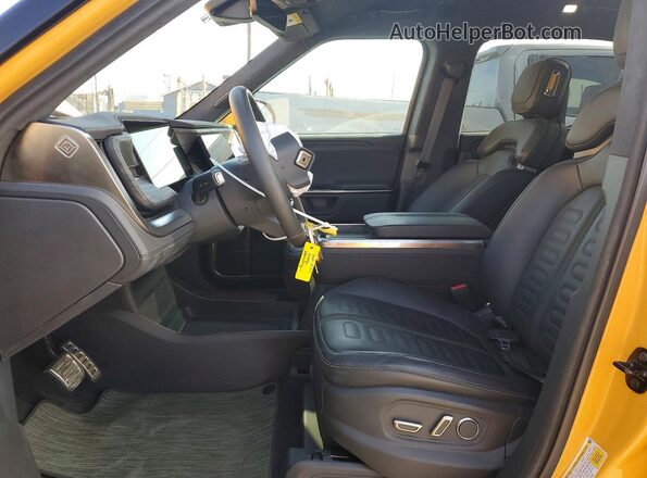 7FCTGAAA2PN019677 2023 RIVIAN RIT Желтый Вид панели приборов