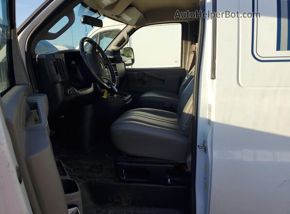 1GTW7AFP3P1120363 2023 GMC SAVANA Белый Вид панели приборов