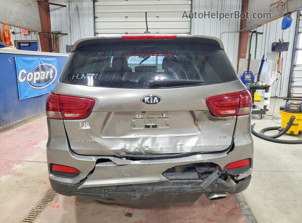 5XYPG4A56KG446582 2019 KIA SORENTO Серебряный Вид салона спереди