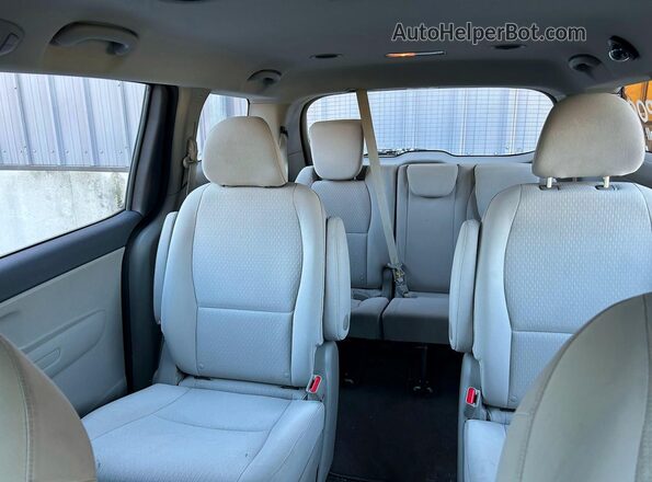 KNDMA5C14H6259678 2017 KIA SEDONA Серебряный Вид сзади