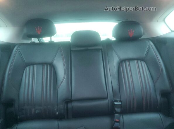 ZN661YUL7JX301978 2018 MASERATI LEVANTE Gray Вид задньої частини салону