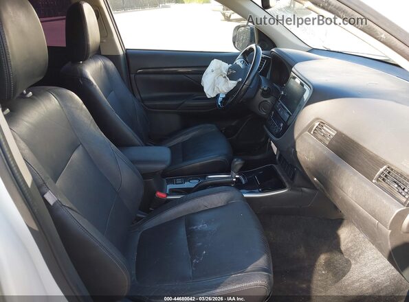 JA4AD3A39HZ068026 2017 MITSUBISHI OUTLANDER Белый Вид салона спереди