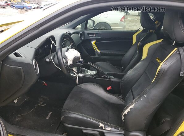 JF1ZCAC1XH9601244 2017 SUBARU BRZ Желтый Вид салона спереди