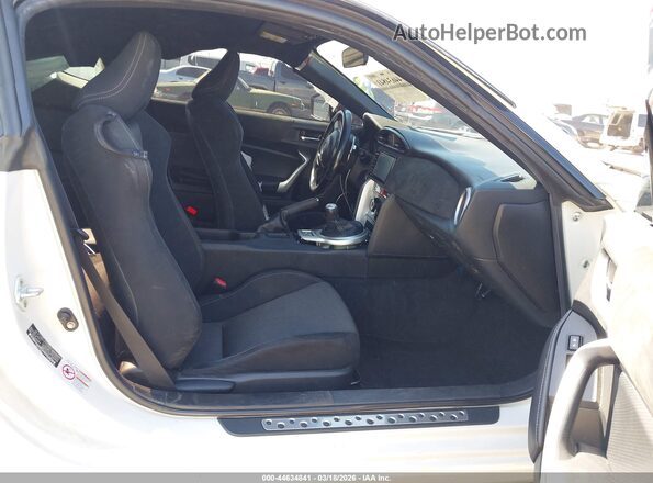 JF1ZNAA14H8700645 2017 TOYOTA 86 White Front interior view