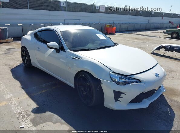 JF1ZNAA14H8700645 2017 TOYOTA 86 White Front right