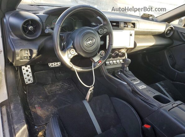 JF1ZNBE18R8753642 2024 TOYOTA GR Белый Вид панели приборов