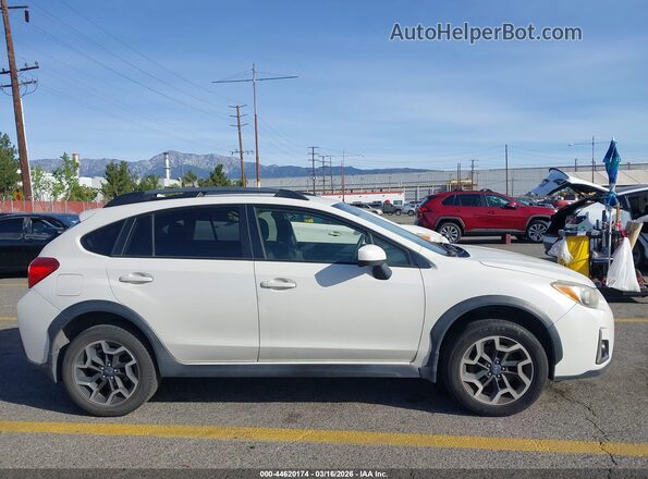 JF2GPADC0H8213338 2017 SUBARU CROSSTREK Белый Вид задней части салона