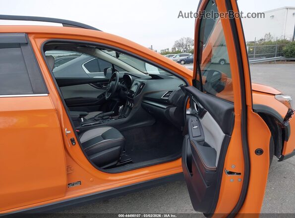 JF2GTALC5JH227514 2018 SUBARU CROSSTREK Оранжевый Вид салона спереди