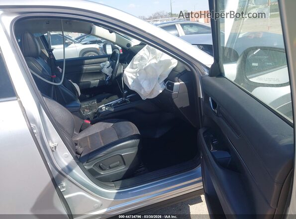 JM3KFADM7J0330768 2018 MAZDA CX-5 Серебряный Вид салона спереди