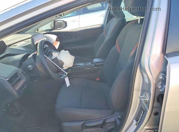 JTDACACU2P3009887 2023 TOYOTA PRIUS Серебряный Вид салона спереди