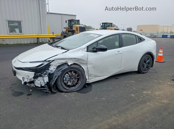 JTDACACU9T3067084 2026 TOYOTA PRIUS White წინა მარცხენა ხედი სამი მეოთხედიდან
