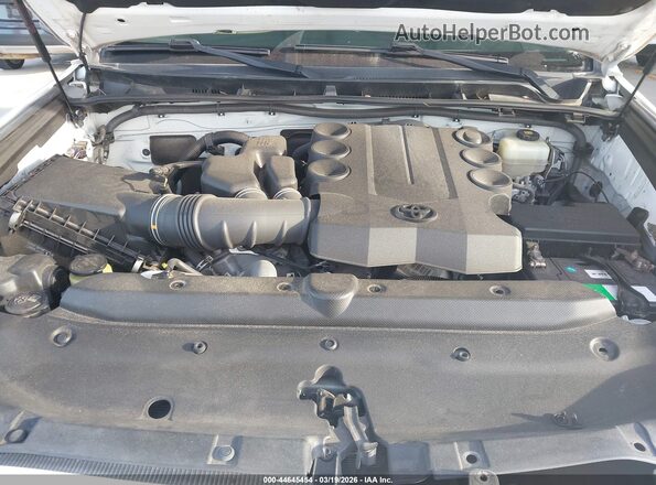 JTEBU5JR3J5546802 2018 TOYOTA 4RUNNER Белый Вид сзади