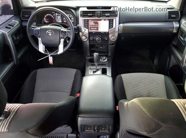 JTEMU5JR0R6272411 2024 TOYOTA 4RUNNER Черный Вид панели приборов