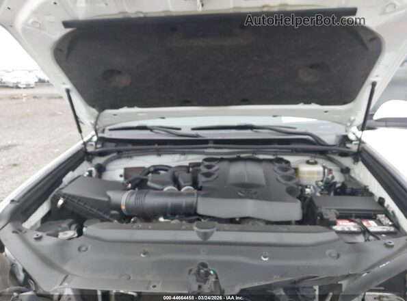JTEMU5JR6N6063992 2022 TOYOTA 4RUNNER White Vista trasera