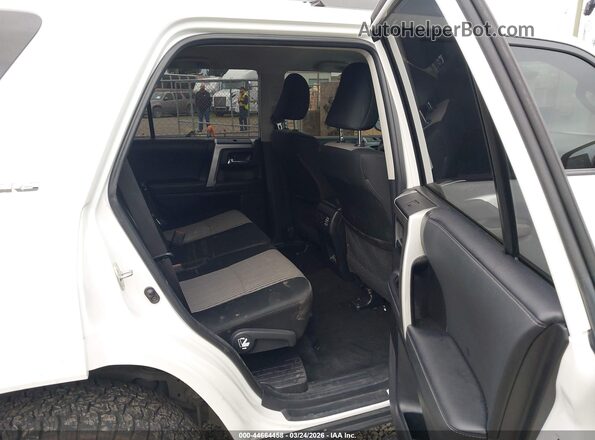 JTEMU5JR6N6063992 2022 TOYOTA 4RUNNER White Vista de la etiqueta del VIN