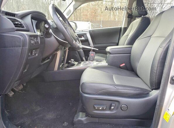 JTENU5JR3R6231923 2024 TOYOTA 4RUNNER Серебряный Вид салона спереди