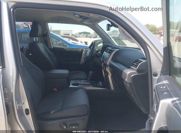 JTENU5JRXR6251487 2024 TOYOTA 4RUNNER Серебряный Вид салона спереди