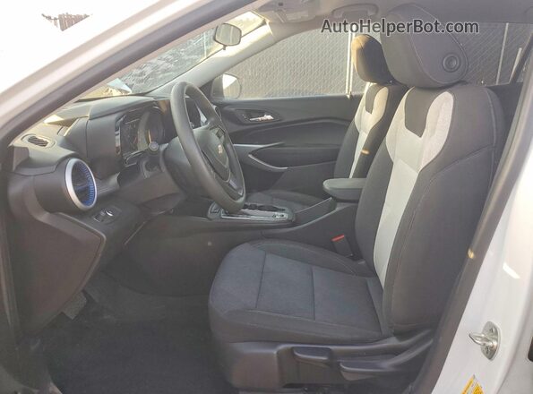 KL77LFE23RC123318 2024 CHEVROLET TRAX White Widok wnętrza z przodu