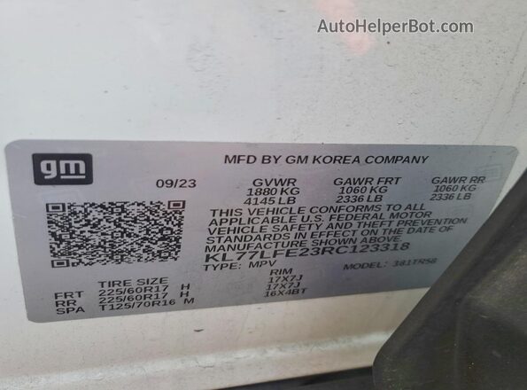 KL77LFE23RC123318 2024 CHEVROLET TRAX White Widok naklejki z numerem VIN