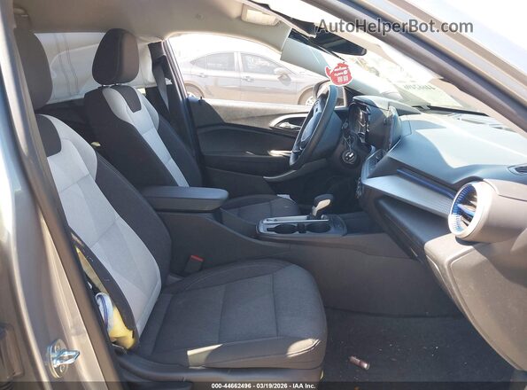 KL77LFE28RC048230 2024 CHEVROLET TRAX Серебряный Вид салона спереди