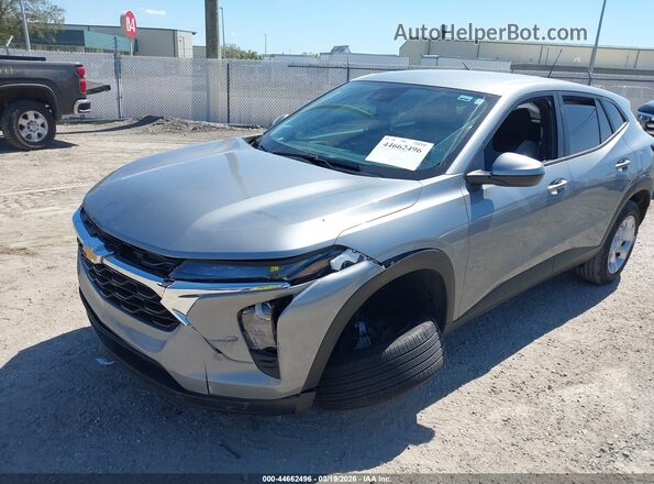 KL77LFE28RC048230 2024 CHEVROLET TRAX Серебряный Вид спереди