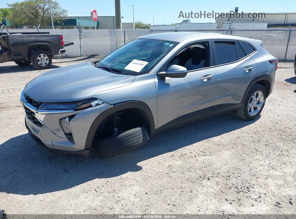 KL77LFE28RC048230 2024 CHEVROLET TRAX Серебряный Передняя левая четверть