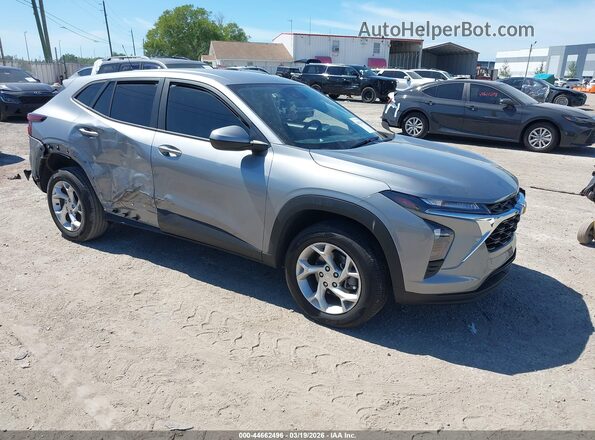 KL77LFE28RC048230 2024 CHEVROLET TRAX Серебряный Передняя правая четверть