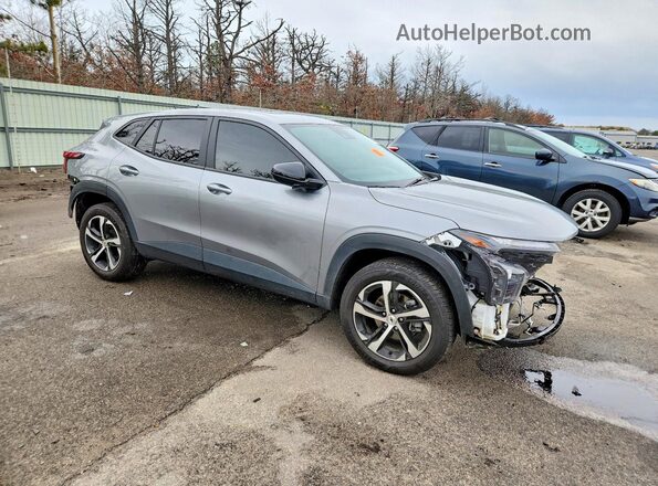 KL77LGE29RC219346 2024 CHEVROLET TRAX Серый Передняя правая четверть