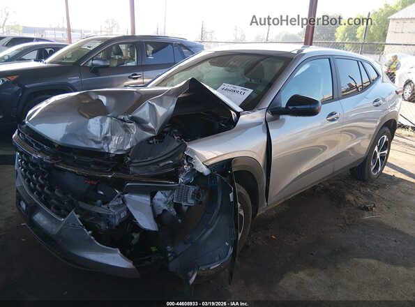 KL77LGEP7TC047384 2026 CHEVROLET TRAX Silver Front left