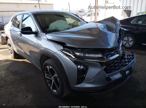 KL77LGEP7TC047384 2026 CHEVROLET TRAX Silver Front right