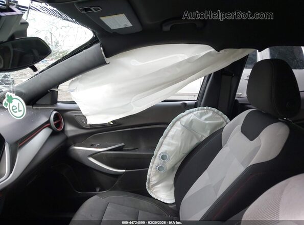 KL77LGEP8SC281113 2025 CHEVROLET TRAX Черный Вид салона спереди