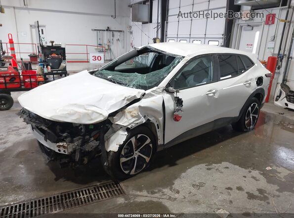 KL77LGEP9SC198919 2025 CHEVROLET TRAX White წინა მარცხენა ხედი სამი მეოთხედიდან