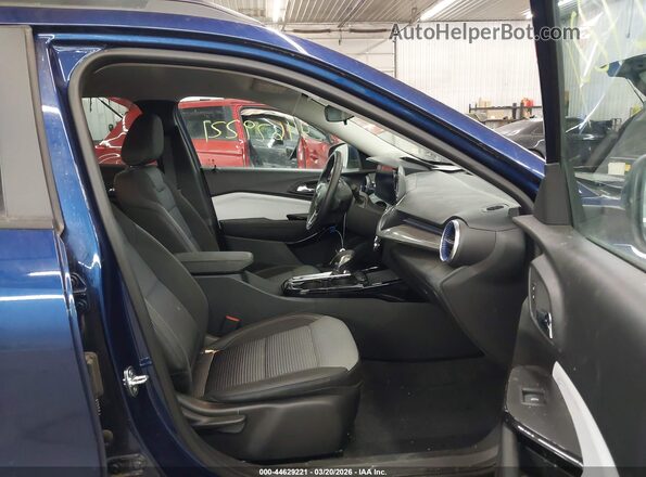 KL77LHE21RC064524 2024 CHEVROLET TRAX Синий Вид салона спереди