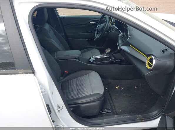 KL77LHE23RC054187 2024 CHEVROLET TRAX Белый Вид салона спереди