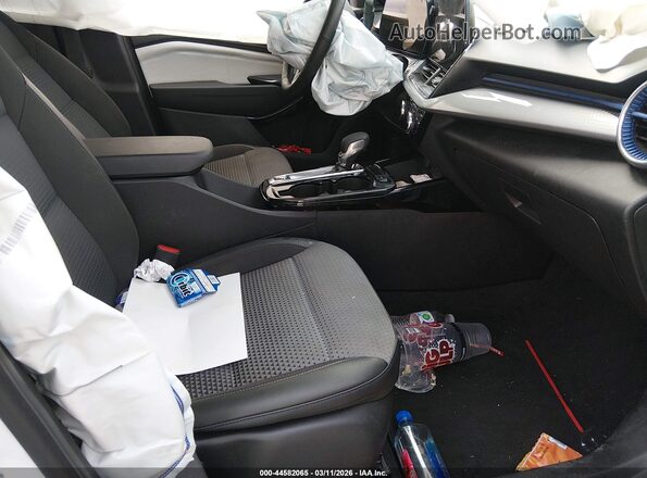 KL77LHE2XRC010090 2024 CHEVROLET TRAX Белый Вид салона спереди