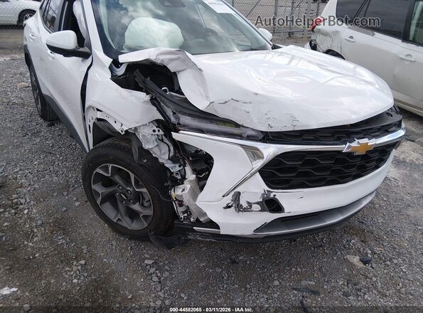 KL77LHE2XRC010090 2024 CHEVROLET TRAX Белый Вид спереди