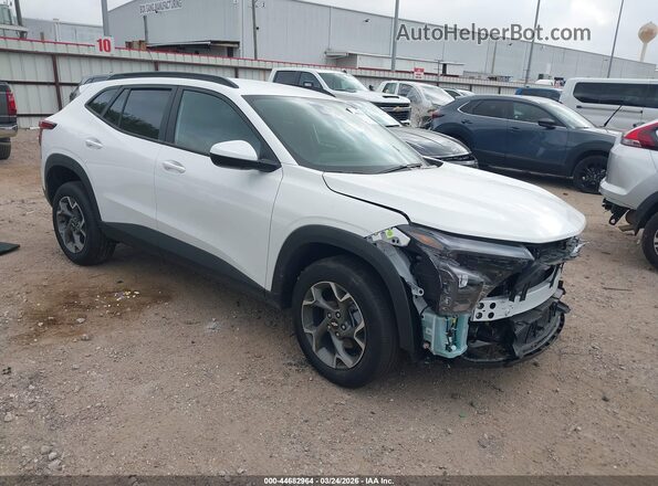 KL77LHEP0TC096514 2026 CHEVROLET TRAX Белый Передняя правая четверть