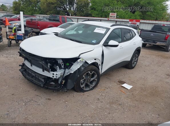 KL77LHEP0TC096514 2026 CHEVROLET TRAX Белый Передняя левая четверть