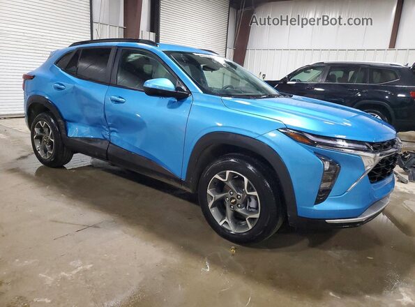 KL77LHEP1TC028528 2026 CHEVROLET TRAX Синий Передняя правая четверть