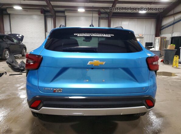 KL77LHEP1TC028528 2026 CHEVROLET TRAX Синий Вид сзади