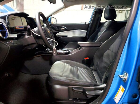 KL77LHEP1TC028528 2026 CHEVROLET TRAX Синий Вид салона спереди