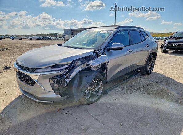 KL77LHEP3TC093669 2026 CHEVROLET TRAX Gray წინა მარცხენა ხედი სამი მეოთხედიდან