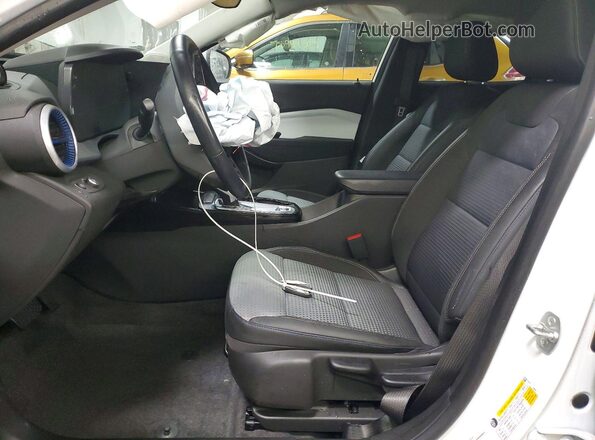 KL77LHEP6TC006198 2026 CHEVROLET TRAX White Front interior view