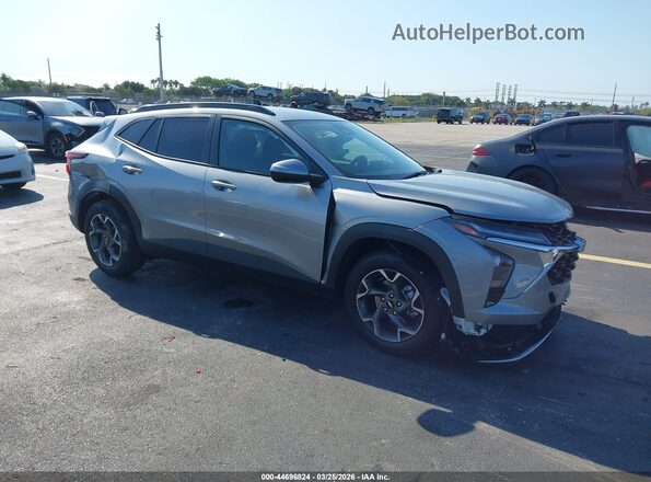 KL77LHEP8TC110997 2026 CHEVROLET TRAX Gray Front right