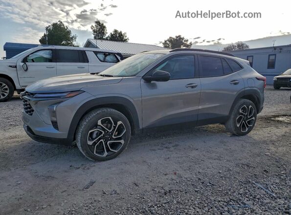 KL77LJEP1SC058389 2025 CHEVROLET TRAX Серебряный Передняя левая четверть