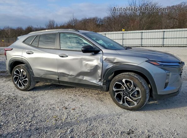 KL77LJEP1SC058389 2025 CHEVROLET TRAX Серебряный Передняя правая четверть