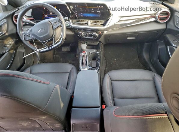 KL77LJEP1SC058389 2025 CHEVROLET TRAX Серебряный Вид панели приборов