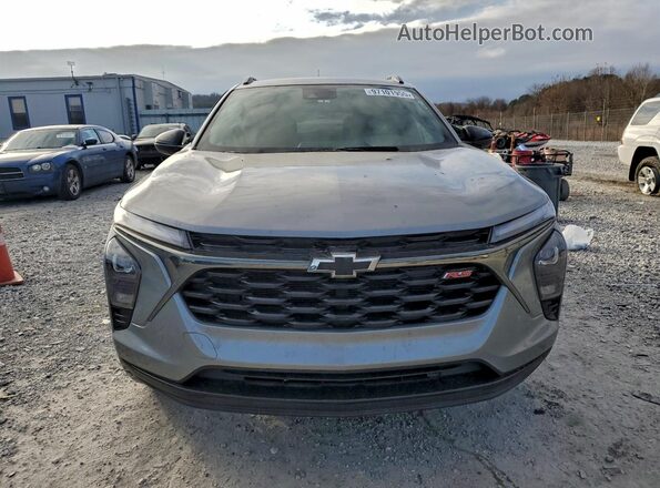KL77LJEP1SC058389 2025 CHEVROLET TRAX Серебряный Вид спереди