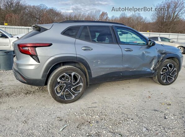 KL77LJEP1SC058389 2025 CHEVROLET TRAX Серебряный Задняя правая четверть