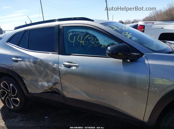 KL77LJEP8SC230255 2025 CHEVROLET TRAX Silver Widok wnętrza z tyłu